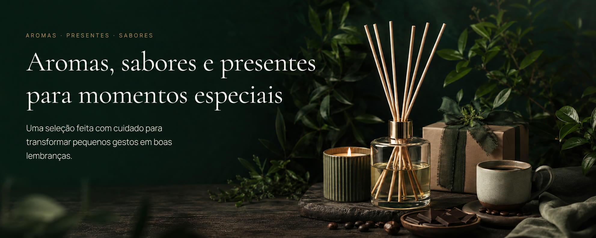 Difusor de varetas, vela acesa, caixa de presente e xícara de café sobre madeira, entre folhagem escura.